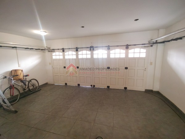 Importante Casa de bonito estilo, ubicada en Alzaga 1390 Temperley