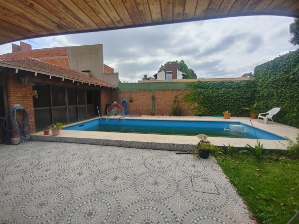 Importante Casa de bonito estilo, ubicada en Alzaga 1390 Temperley