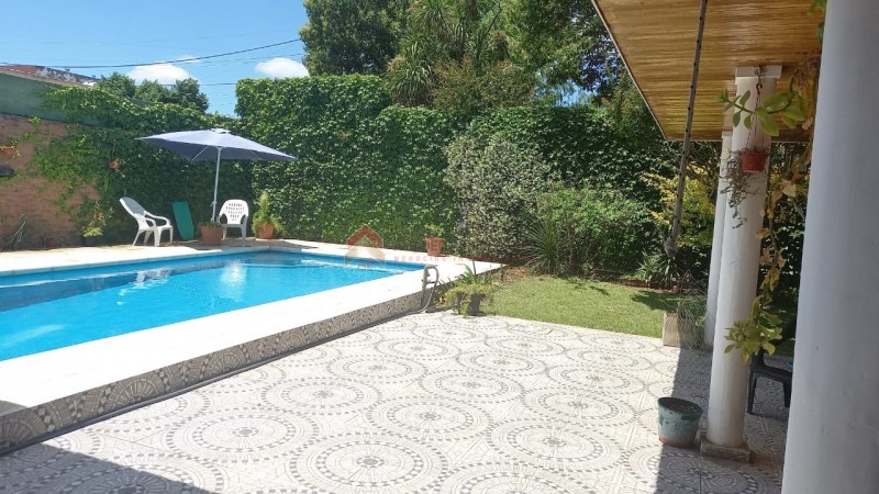 Importante Casa de bonito estilo, ubicada en Alzaga 1390 Temperley