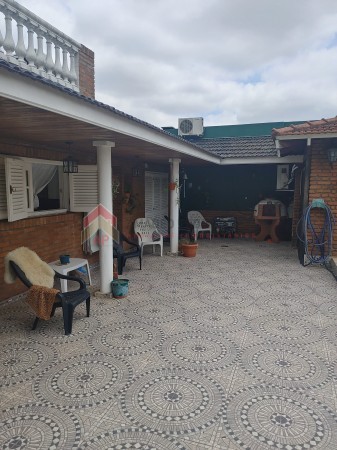 Importante Casa de bonito estilo, ubicada en Alzaga 1390 Temperley