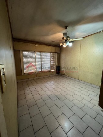 Ideal dos familias dos casas con dos locales, ubicada en Iriarte 1334 Temperley