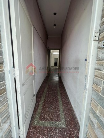 Ideal dos familias dos casas con dos locales, ubicada en Iriarte 1334 Temperley
