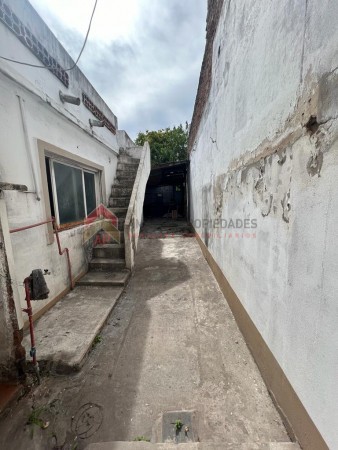 Ideal dos familias dos casas con dos locales, ubicada en Iriarte 1334 Temperley