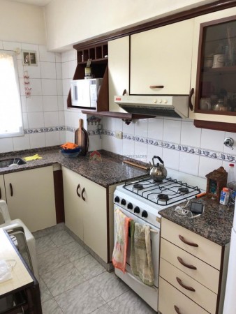 Dpto 2 amb con cochera y balcon, ubicado en Alsina 1948 L. de Zamora