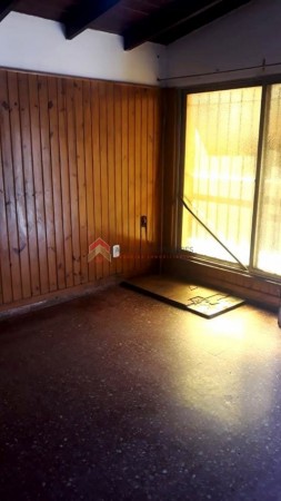 Gran casa 5 amb con patio, parrilla y cochera. Ubicada en Gobernador Arias 1271, Longchamps