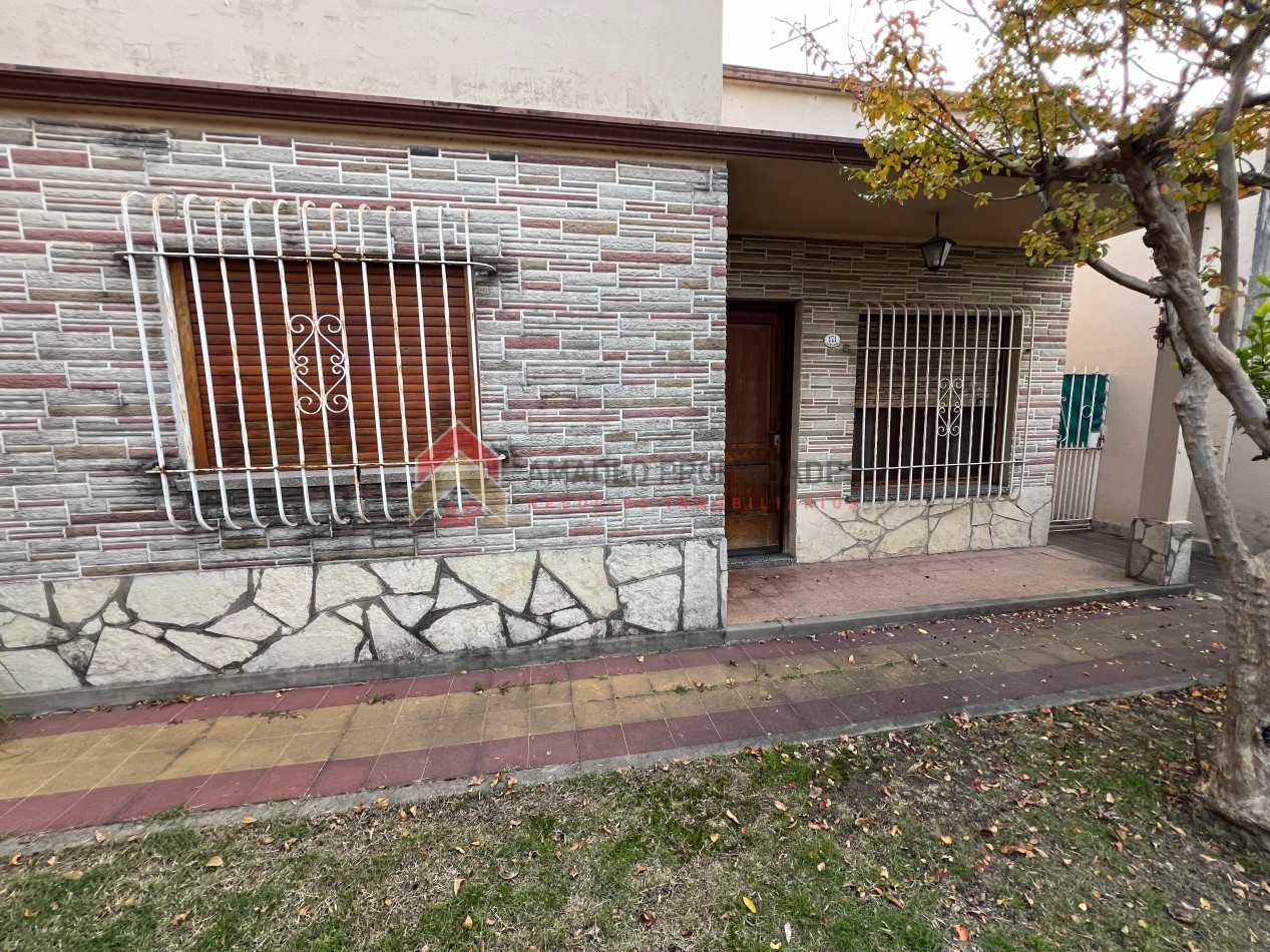 Casa 4 amb con gran parque, APTO CREDITO. Ubicada en Senillosa 171, Temperley