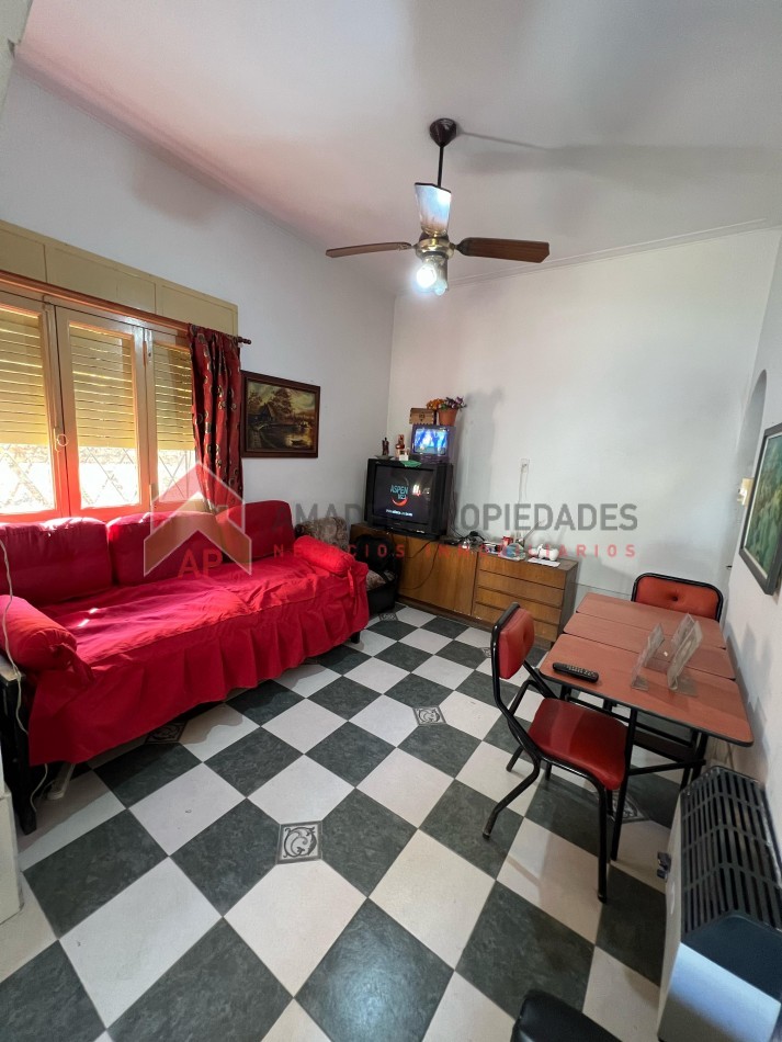 Casa 3 amb con cochera descubierta y parque. Muy buena ubicacion: Carlos Casares 118, Temperley