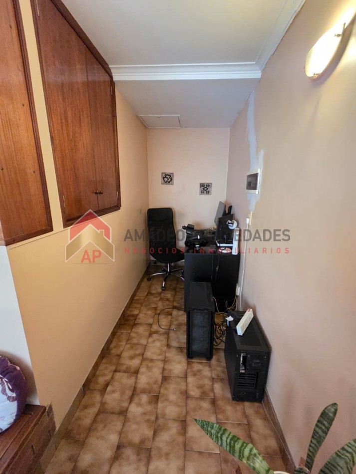 Ph al frente 3 amb en 1er piso con patio, balcon, lavadero y cochera. Excelente ubicacion: Lamadrid 430. Lomas de Zamora