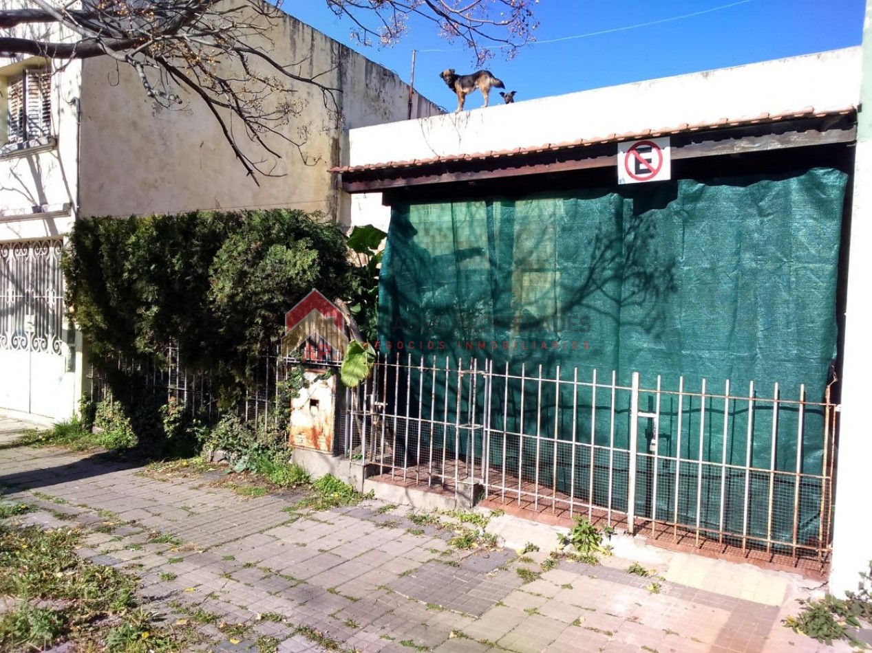 Casa 3 amb grandes c/cochera, jardin y patio ubicada en Warnes 1488, Lanus Oeste 