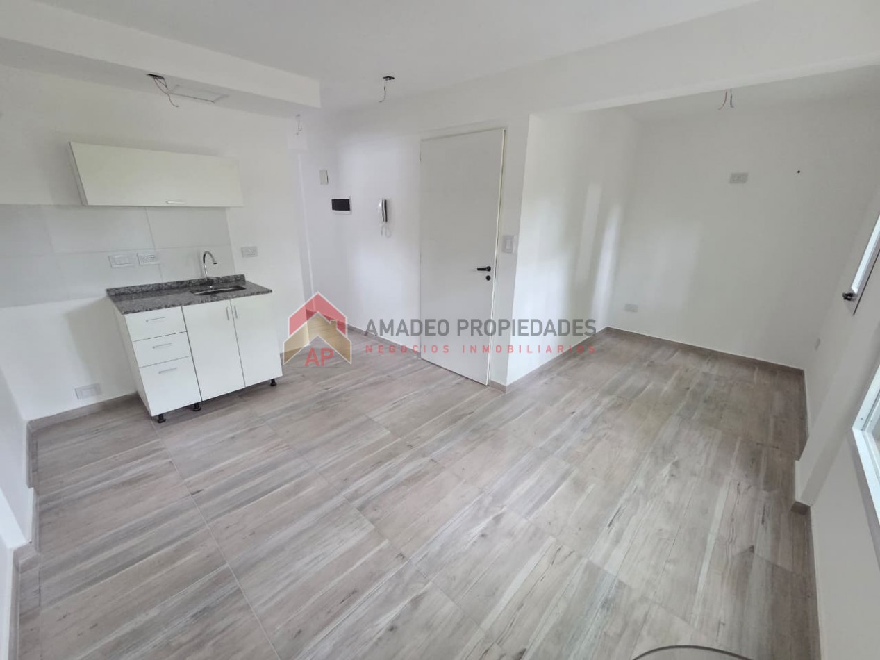 Monoamb a estrenar al frente en 2do piso. Excelente ubicacion: Pedernera 279, Lomas de Zamora