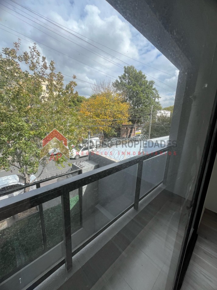 Dpto amb y medio a estrenar al frente con balcon  en 1er piso. Ubicado en Gorriti 717, L de Zamora