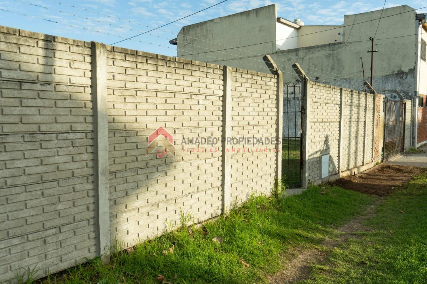 Importante lote con casa 3 amb, muy buena ubicacion: en Luis Davila 400, Llavallol