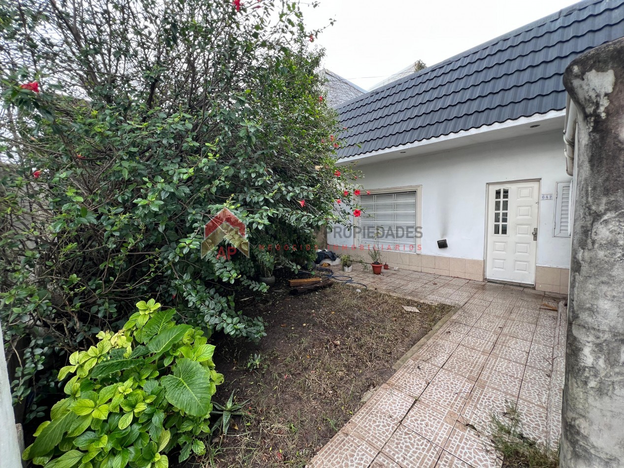Casa 3 amb con cochera y parque, ubicado en Alvarez Thomas 642 Lomas de Zamora