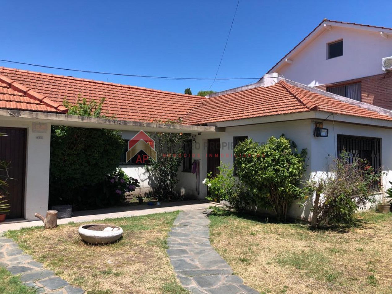 Gran casa 4 amb con cochera, patio y jardin, APTA CREDITO. Ubicada en Chimento 230 Lomas de Zamora