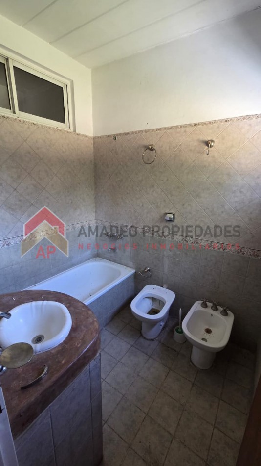 Gran casa 4 amb con garage cubierto, parrilla, terraza y jardin. Ubicado en Azul 298, Monte Grande