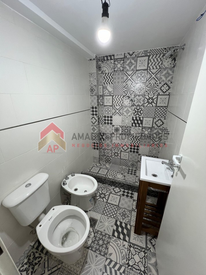 Monoambiente de pozo, al frente c/ balcon en 2do piso. Ubicado en Pedernera 279, Lomas de Zamora