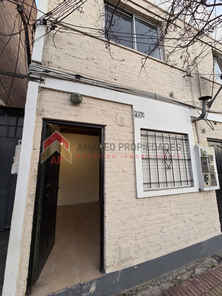 Dpto duplex amplio 2 amb al frente, ubicado en Rivadavia 2368, Lanus