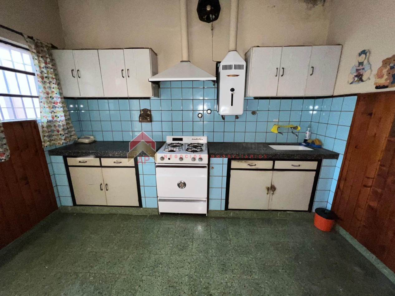 Casa 4 amb con gran parque, APTO CREDITO. Ubicada en Senillosa 171, Temperley