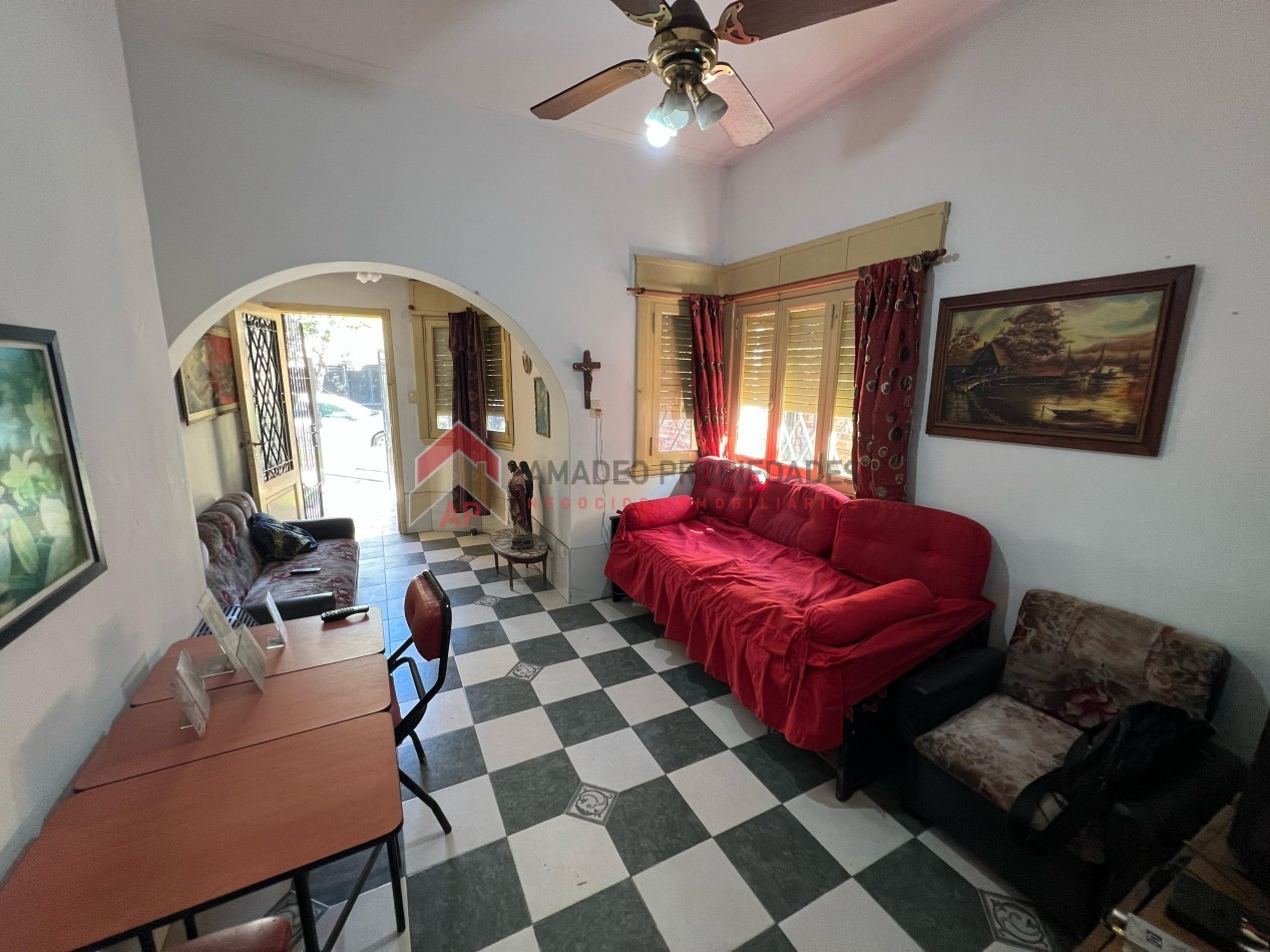 Casa 3 amb con cochera descubierta y parque. Muy buena ubicacion: Carlos Casares 118, Temperley
