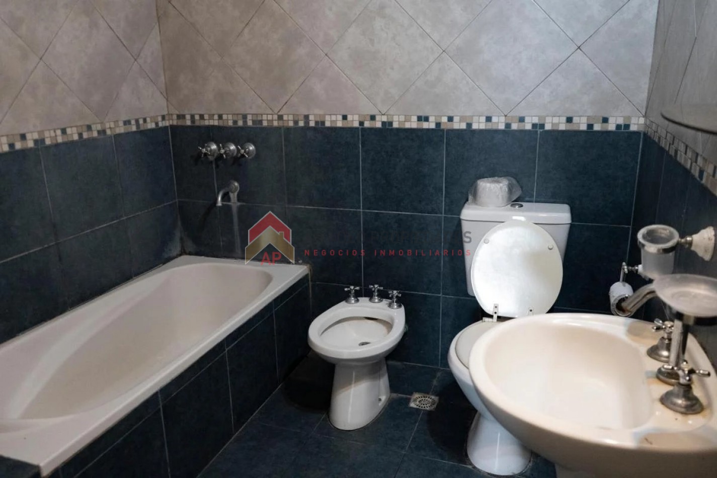 Importante lote con casa 3 amb, muy buena ubicacion: en Luis Davila 400, Llavallol