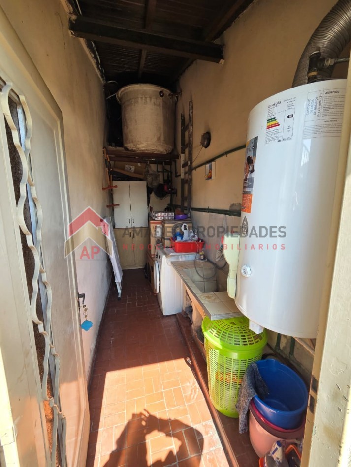 Ph al frente 3 amb en 1er piso con patio, balcon, lavadero y cochera. Excelente ubicacion: Lamadrid 430. Lomas de Zamora