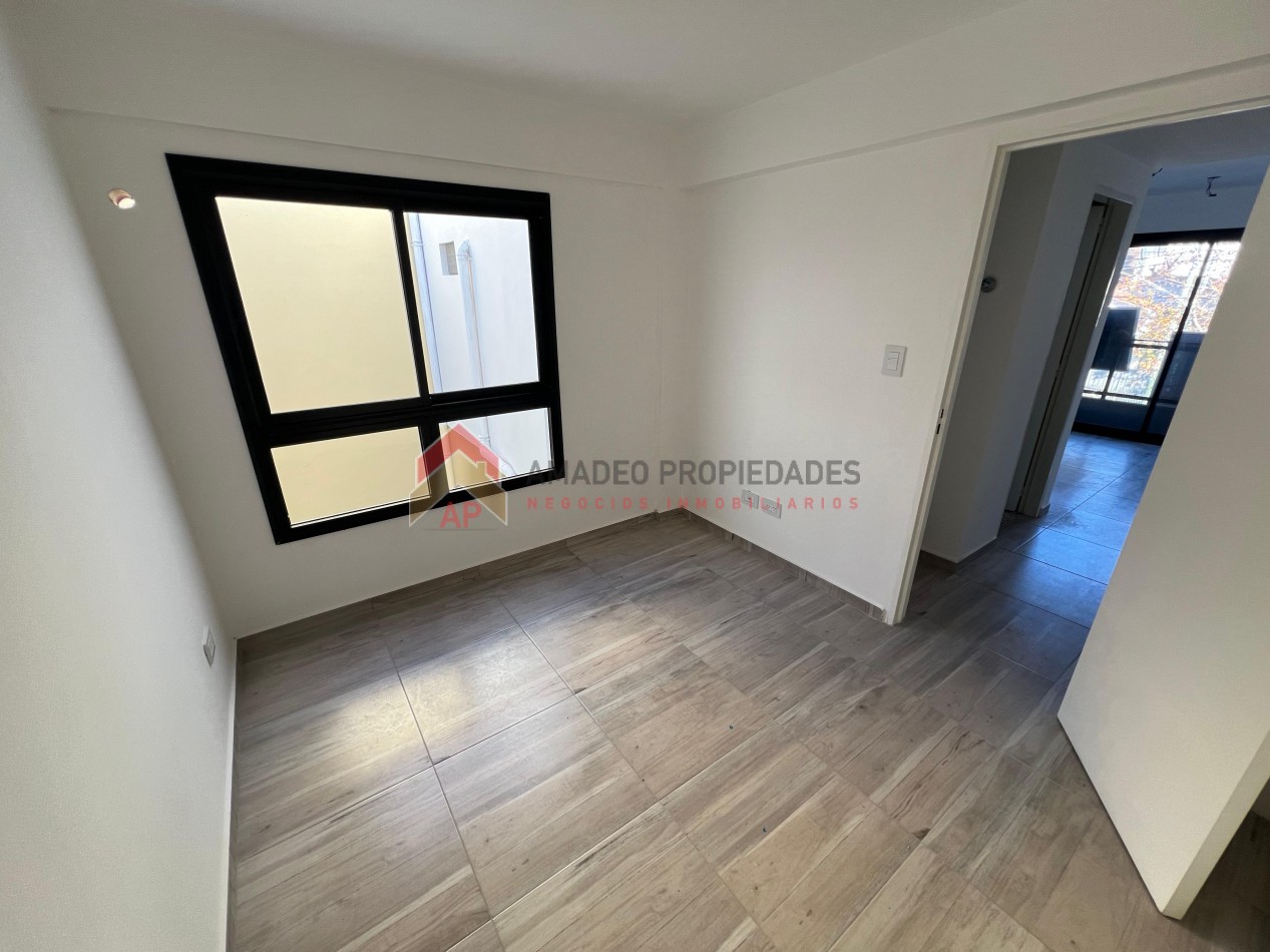 Dpto 2 amb a estrenar al frente con balcon  en 1er piso. Ubicado en Gorriti 717, L de Zamora