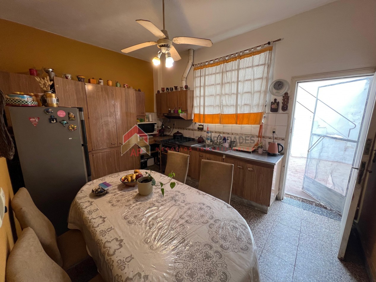 Casa 4 amb con cochera, patio y terraza. Ubicada en Riobamba 900 Temperley