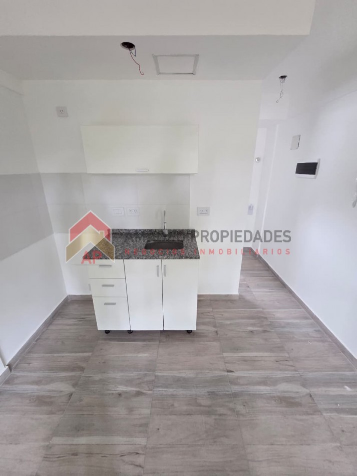 Monoamb a estrenar al frente en 2do piso. Excelente ubicacion: Pedernera 279, Lomas de Zamora