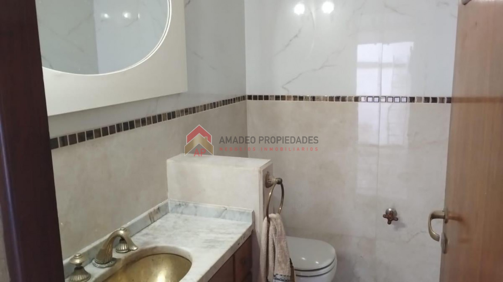 Chalet 6 amb con parque, pileta y garage, ubicado en Acevedo 1300 Banfield