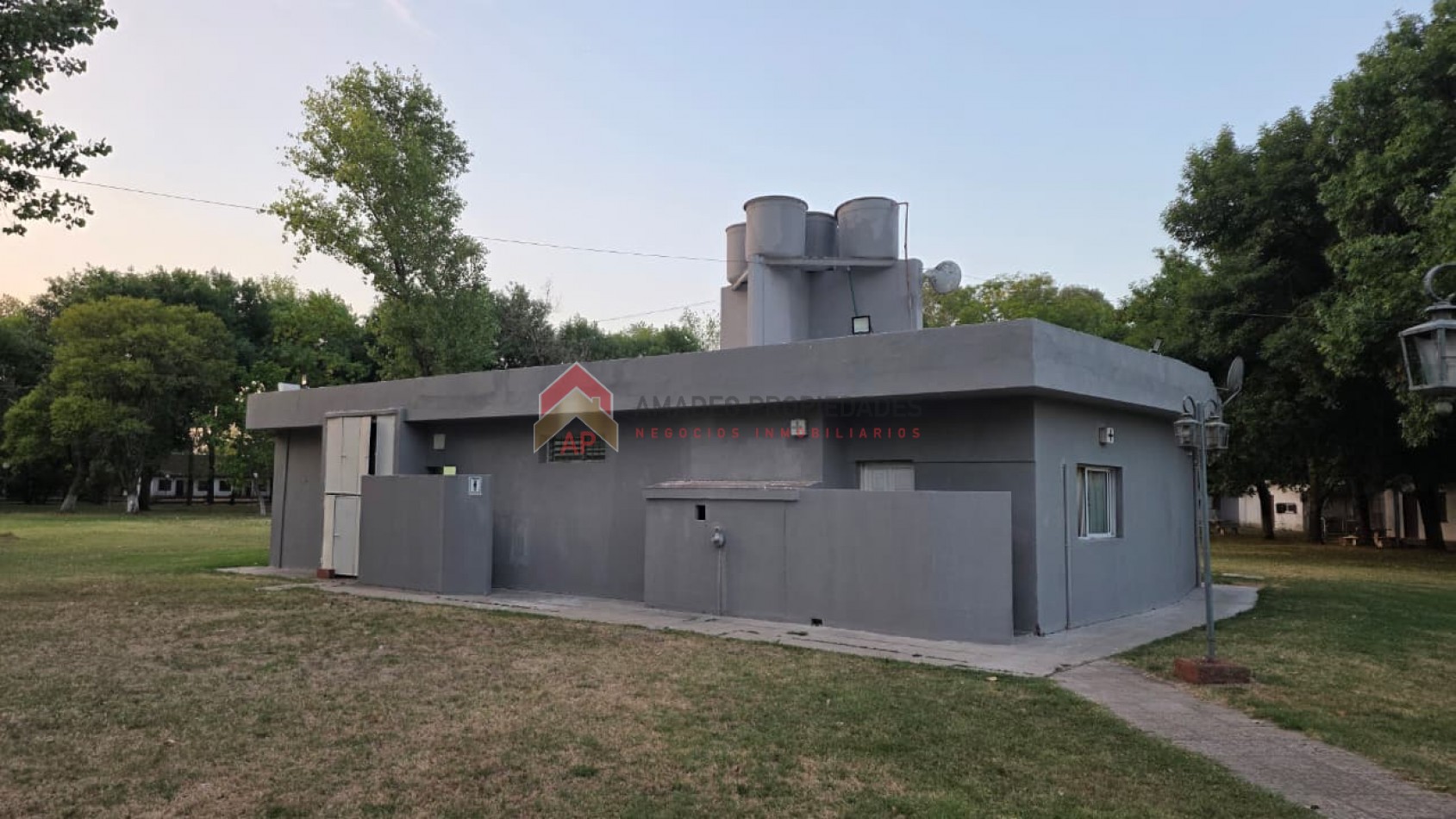 Gran casa 4 amb con garage cubierto, parrilla, terraza y jardin. Ubicado en Azul 298, Monte Grande