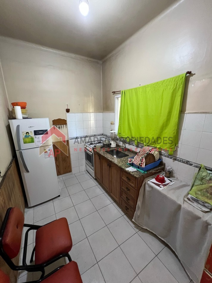 Casa 3 amb con cochera descubierta y parque. Muy buena ubicacion: Carlos Casares 118, Temperley