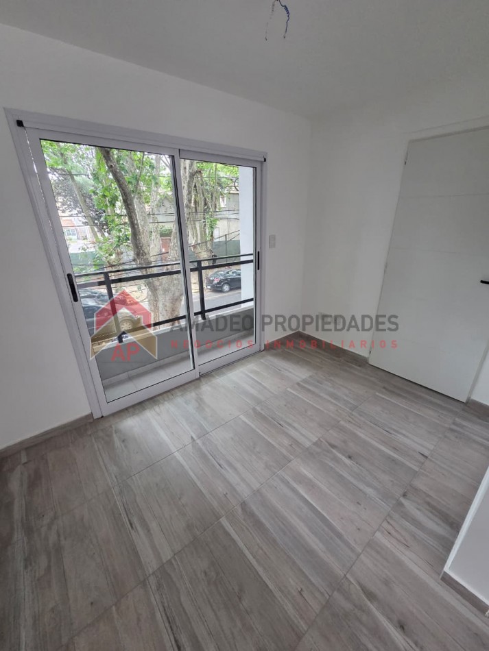 Monoambiente a estrenar al frente con balcon en 1er piso. Excelente ubicacion: Pedernera 279, Lomas de Zamora