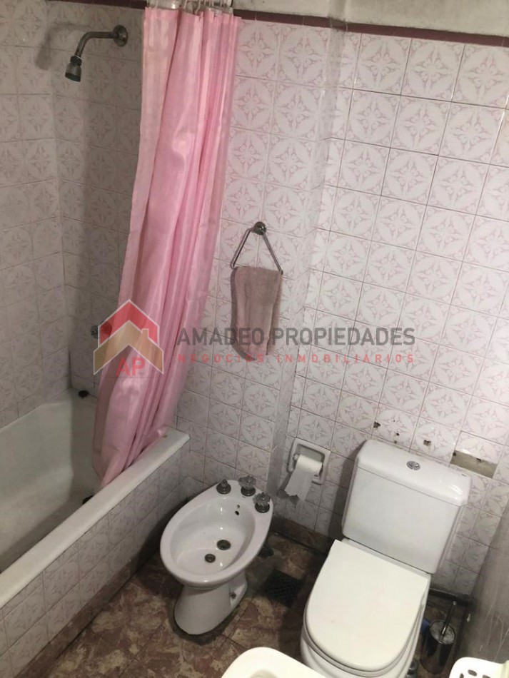 Gran casa 4 amb con cochera, patio y jardin, APTA CREDITO. Ubicada en Chimento 230 Lomas de Zamora