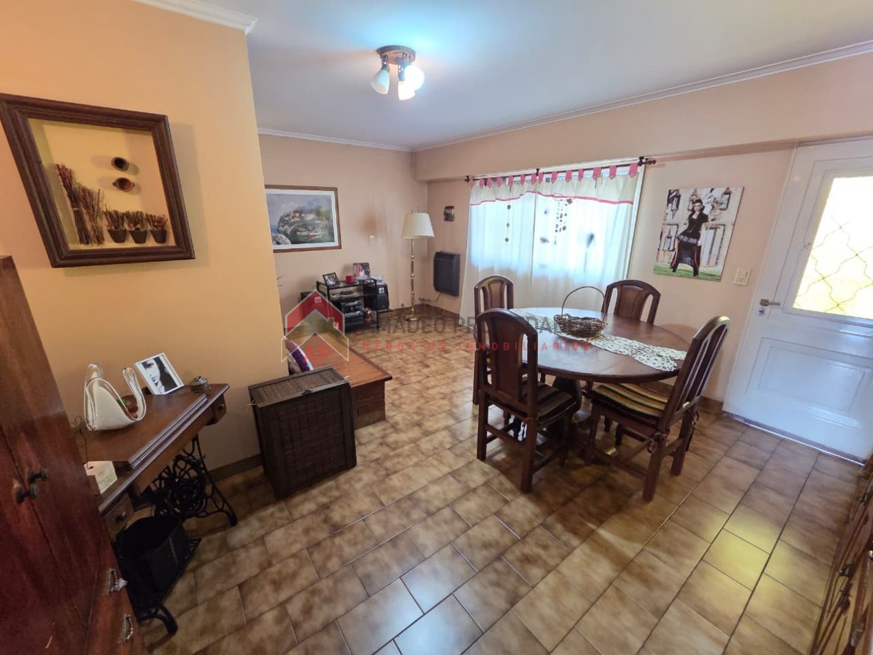 Ph al frente 3 amb en 1er piso con patio, balcon, lavadero y cochera. Excelente ubicacion: Lamadrid 430. Lomas de Zamora