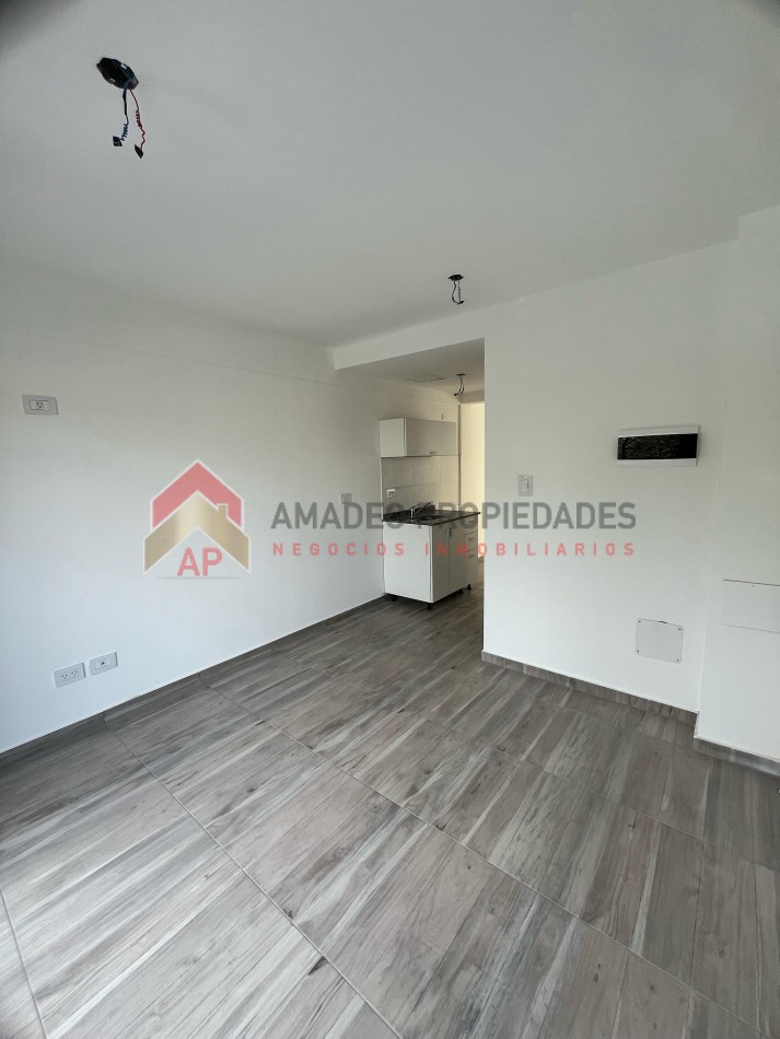 Dpto amb y medio a estrenar al frente con balcon  en 1er piso. Ubicado en Gorriti 717, L de Zamora