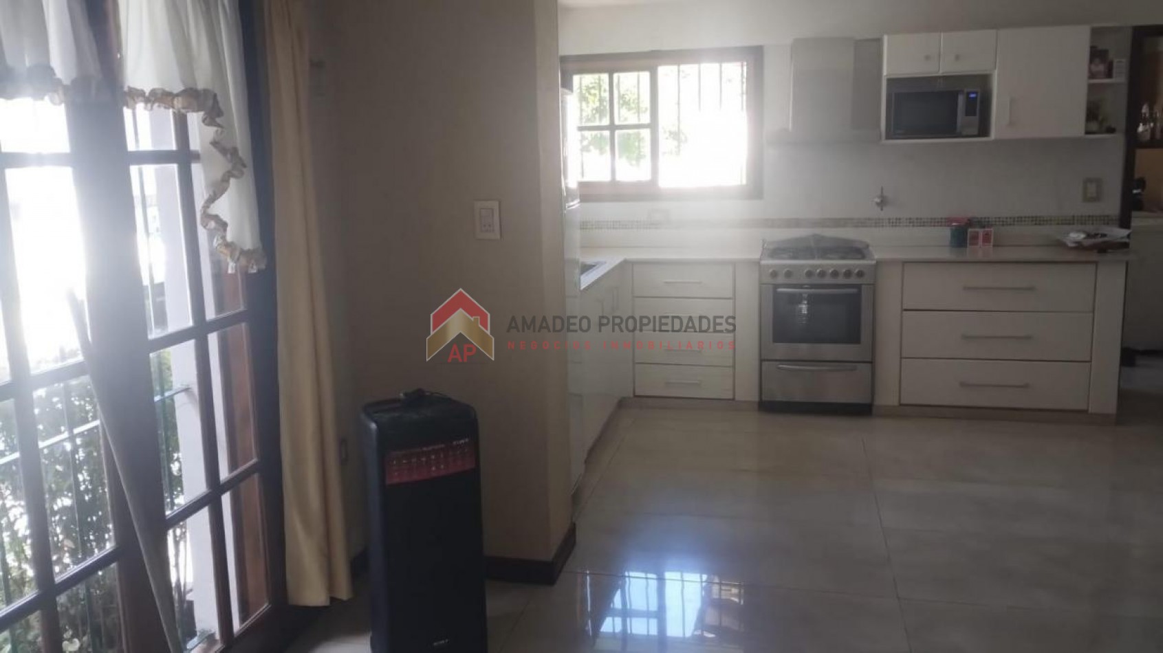 Chalet 6 amb con parque, pileta y garage, ubicado en Acevedo 1300 Banfield