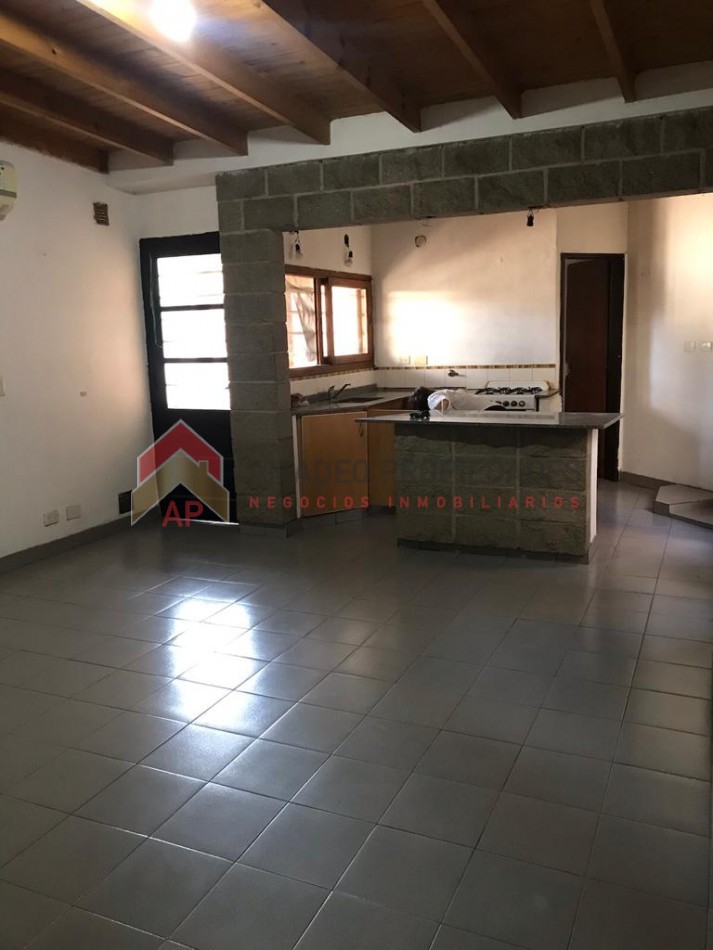 Excelente Casa con importante parque VENTA, ubicado en Cerrito al 1200, Lomas de Zamora
