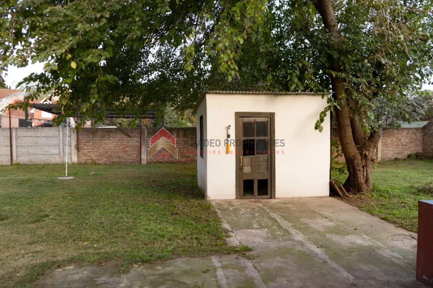 Importante lote con casa 3 amb, muy buena ubicacion: en Luis Davila 400, Llavallol