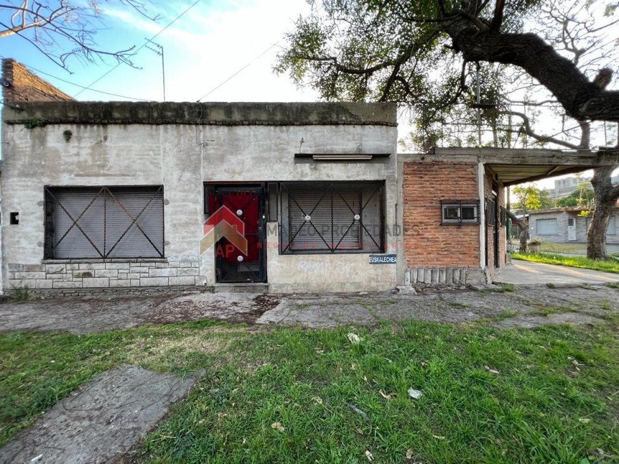 Casa con garaje, local y dpto, ubicado en Euskal Echea 107, Llavallol