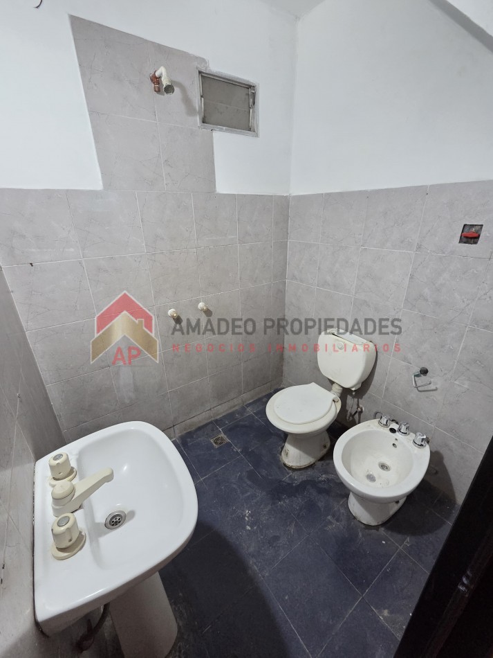 Dpto duplex amplio 2 amb al frente, ubicado en Rivadavia 2368, Lanus
