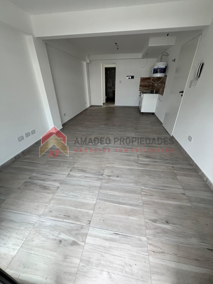 Monoambiente de pozo, al frente c/ balcon en 2do piso. Ubicado en Pedernera 279, Lomas de Zamora