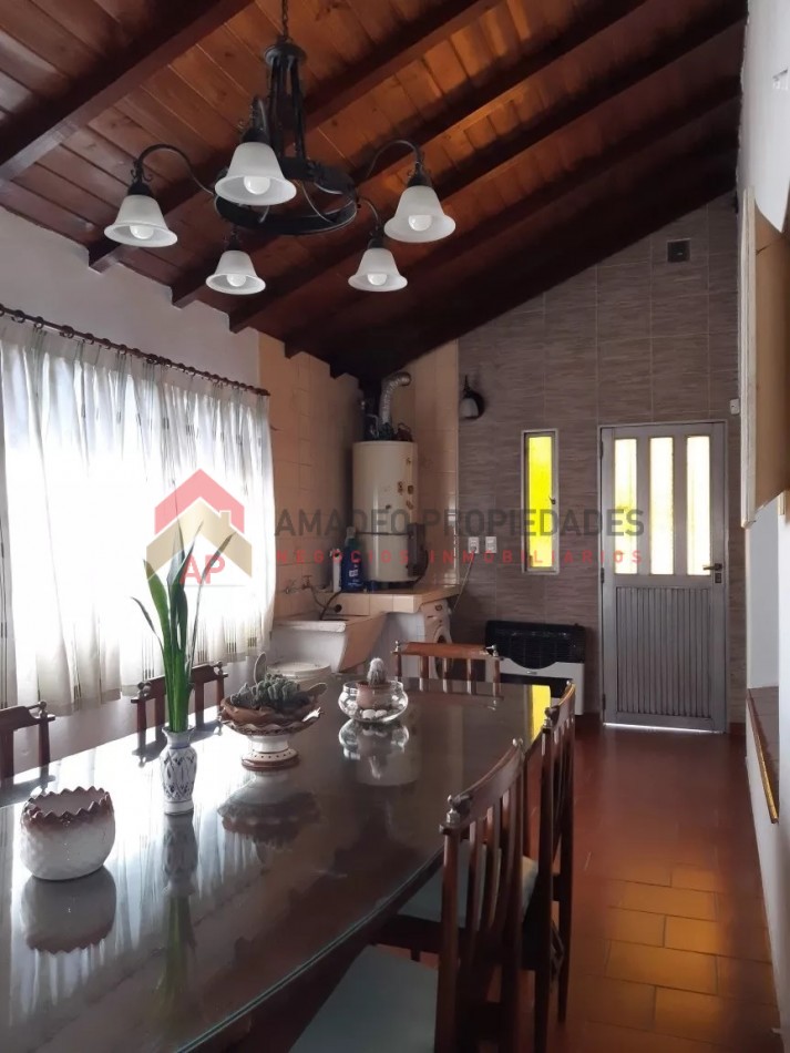 Espectacular casa estilo chalet con departamento y comercio independiente, ubicado en Nuestras Malvinas 1755, Monte Grande