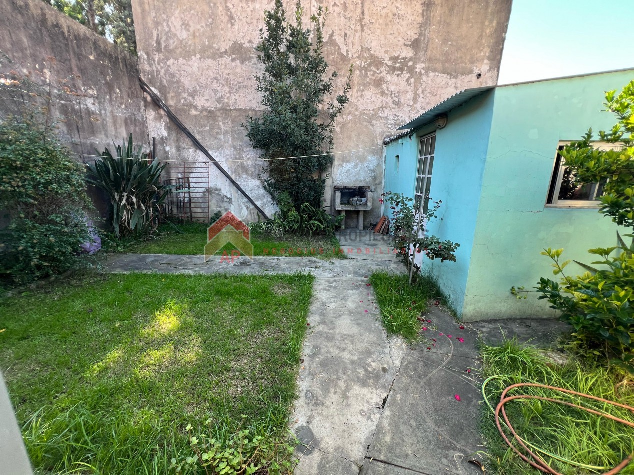 Casa 3 amb con cochera descubierta y parque. Muy buena ubicacion: Carlos Casares 118, Temperley
