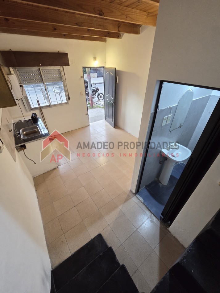 Dpto duplex amplio 2 amb al frente, ubicado en Rivadavia 2368, Lanus