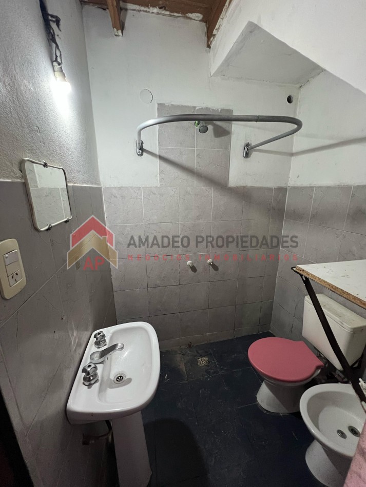 Dpto duplex amplio 2 amb al frente, ubicado en Rivadavia 2368, Lanus