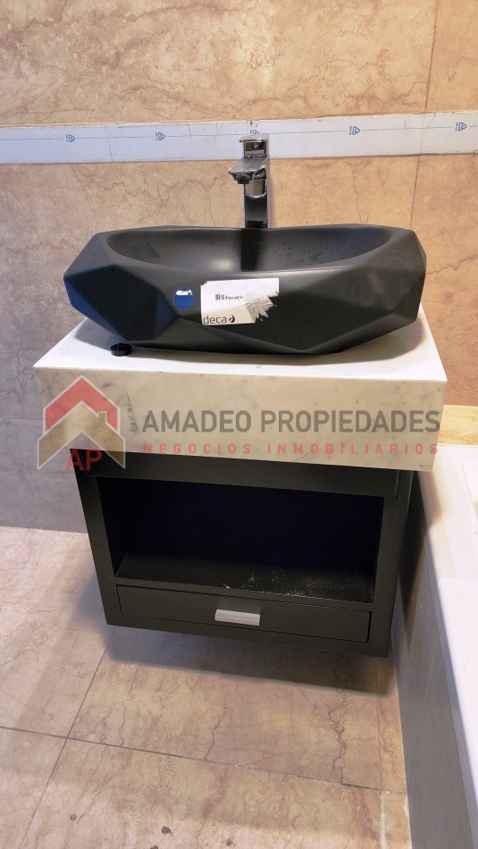 Dpto 4 amb con detalles de categoria premium con dos cocheras. Edificio con sum y pileta. Apto credito. Ubicado en Almirante Brown 2973, Temperley