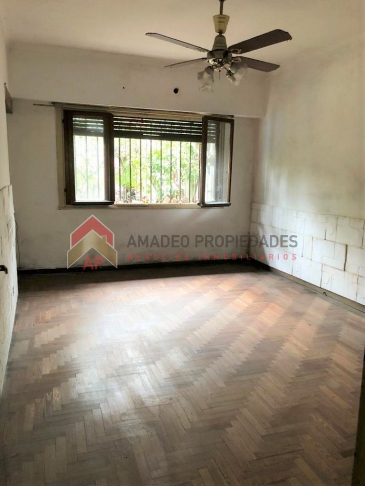 Gran casa 4 amb con cochera, patio y jardin, APTA CREDITO. Ubicada en Chimento 230 Lomas de Zamora