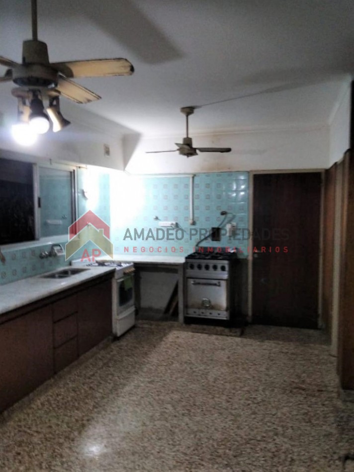 Gran casa 4 amb con cochera, patio y jardin, APTA CREDITO. Ubicada en Chimento 230 Lomas de Zamora