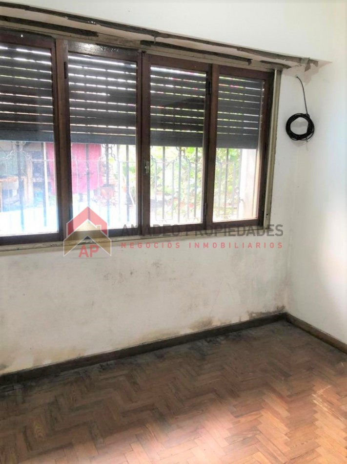 Gran casa 4 amb con cochera, patio y jardin, APTA CREDITO. Ubicada en Chimento 230 Lomas de Zamora