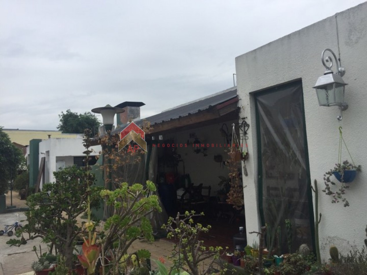 Excelente ph tipo casa con patio, parrilla y cochera descubierta. Excelente ubicacion: Garona 1365, Lomas de Zamora